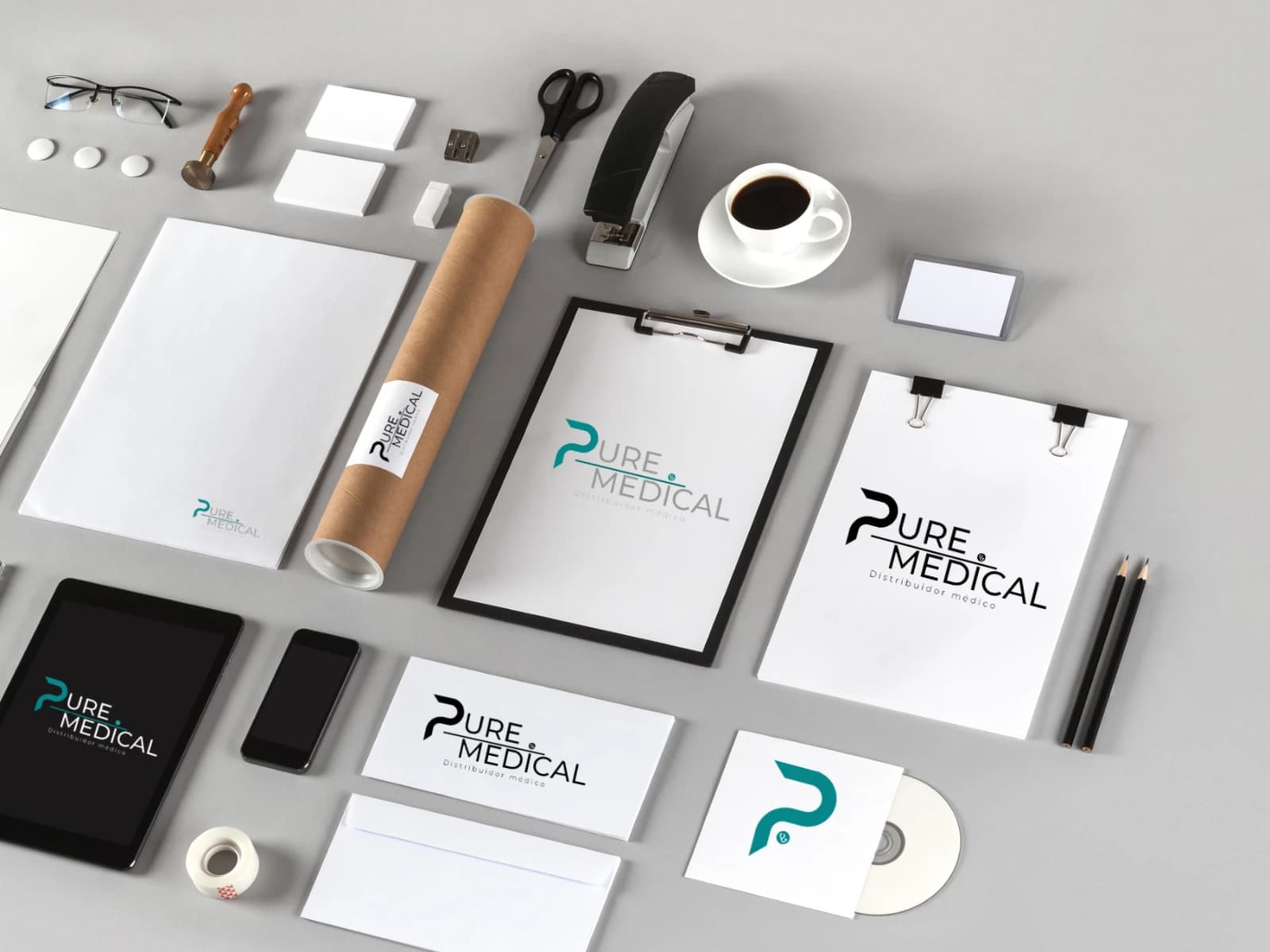 Papelería y documentos corporativos con la identidad visual de Pure Medical