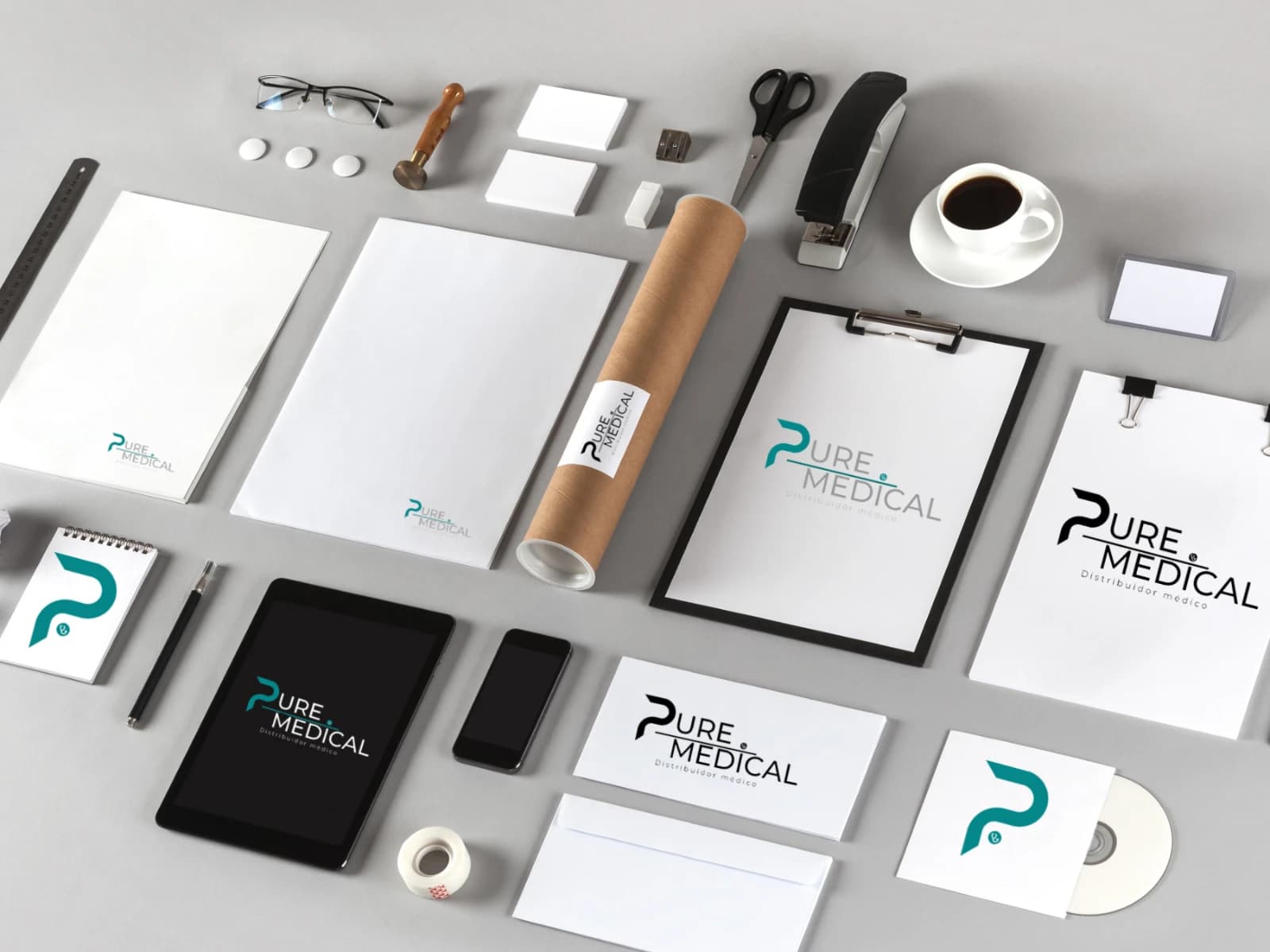 Identidad corporativa de Pure Medical aplicada a papelería y materiales empresariales