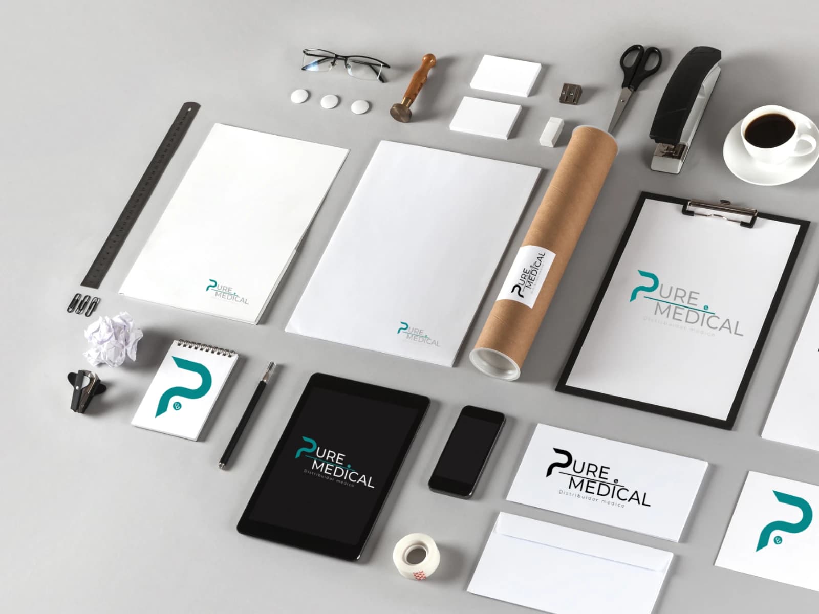Sistema visual de Pure Medical aplicado a materiales corporativos