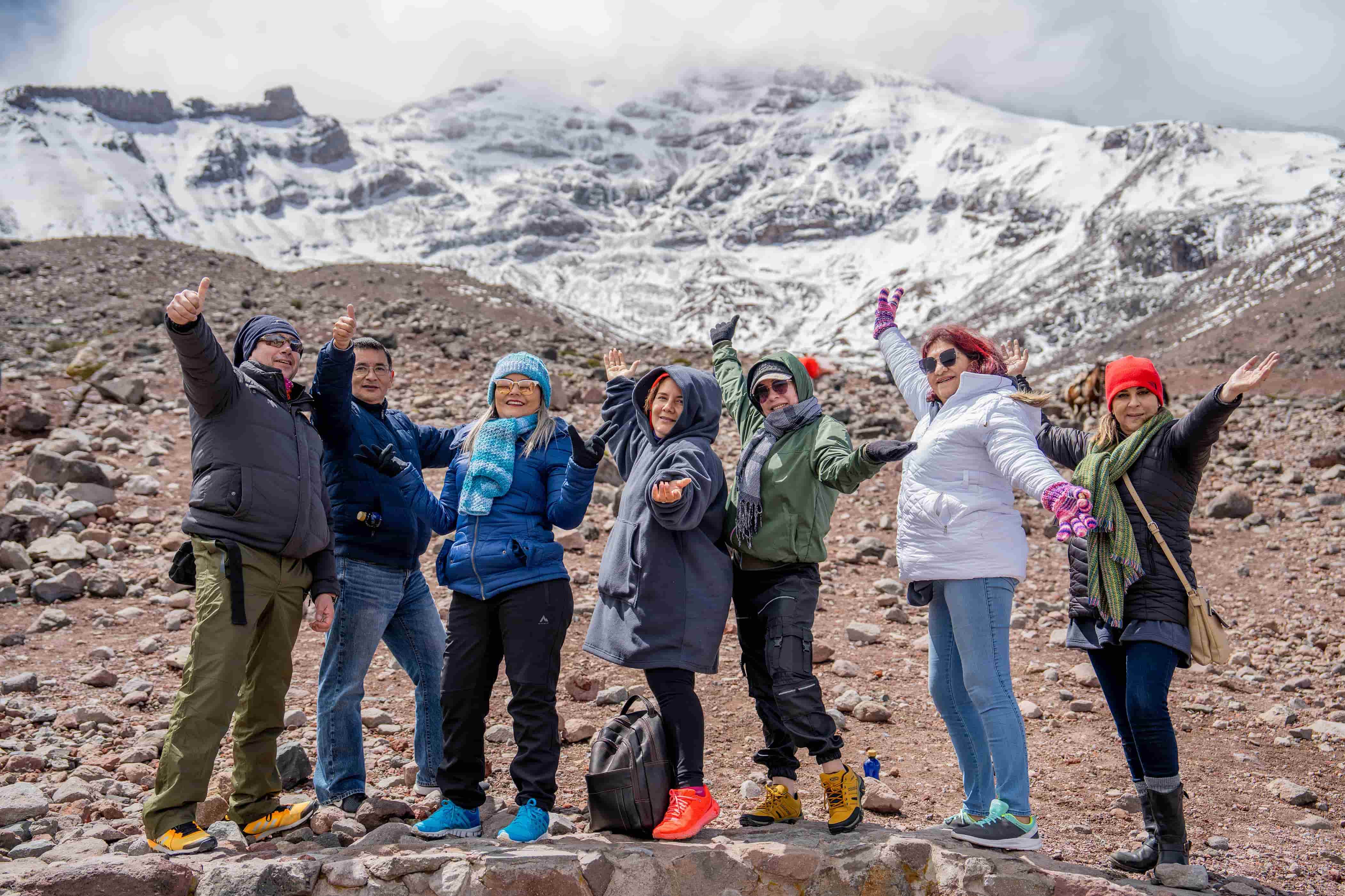 Grupo de viajeros durante una experiencia de The Coco Travel en Ecuador